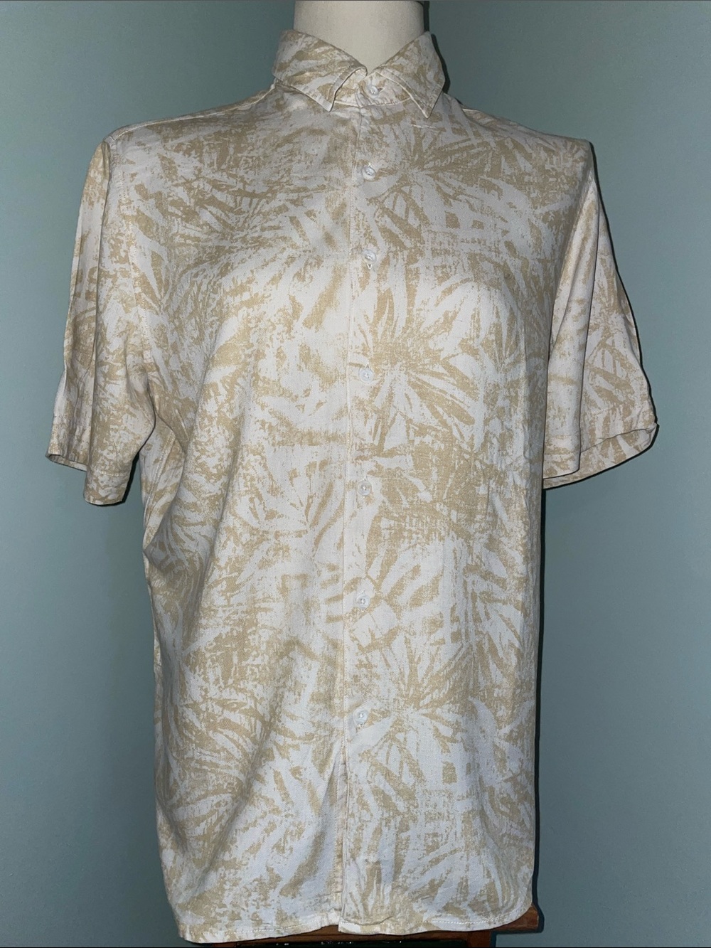 Silk Vintage Short-Sleeve Button-Up Shirt in Beige & White Palm Pattern. Size M